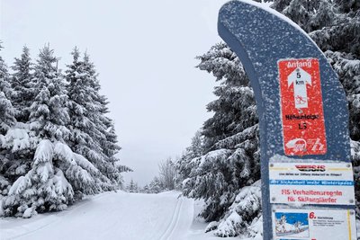 Skilangläufer finden rund um Oberwiesenthal bereits präparierte Loipen vor.