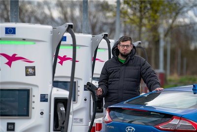Wenn's mal fix gehen muss: Die Ionity-Ladesäulen an der A4-Raststätte Dresdner Tor gehören zu den Orten in Sachsen, an denen das Auffüllen des Akkus mit am teuersten ist. Auch der Hyundai Ioniq von Benjamin Faust aus Großenhain kann die Schnelllader nutzen. 