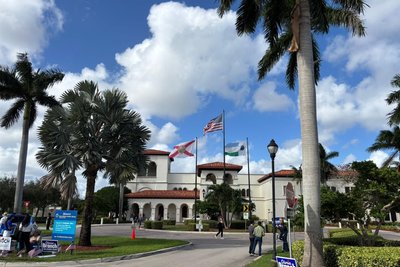 Nicht Mar-a-lago, sondern nur die Stadtbücherei von Boca Raton im Süden von Florida, wo die Menschen in den letzten Tagen bereits ihre Stimme abgeben konnten.