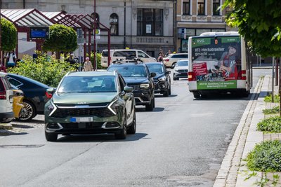 Auf der Poststraße in Aue gibt es bald kein Durchkommen mehr – auch nicht für Busse.