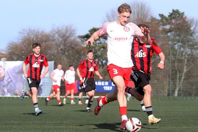 Christoph Otto (am Ball) leistete am Sonntag die entscheidende Vorarbeit zu beiden Treffern des Meeraner SV.