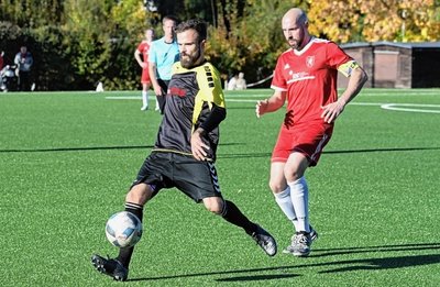 Die Schneeberger - hier mit Dominic Baars (am Ball) im Oktober gegen Neukirchen - mussten am Sonntag eine Packung verdauen. 