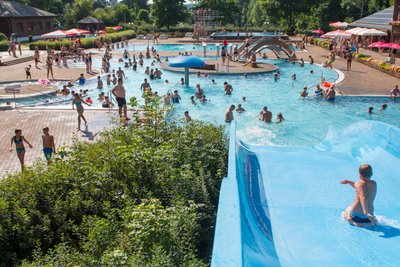 Das Erlebnisbad in Zwönitz verfügt über eine Breitrutsche.