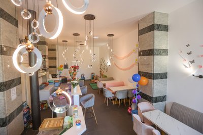 Vorn können die Eltern einen Cappuccino im „Emma’s“ Café trinken, während ihre Kinder hinten spielen.