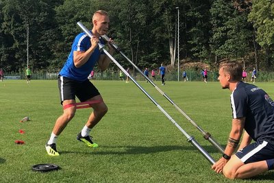 Florian Krüger (li.) musste nach der Verletzung im individuellen Training mit Athletiktrainer Marc Lorius seinen Fitnessrückstand aufholen. Ob er inzwischen wieder bei hundert Prozent seiner Leistungsfähigkeit ist, will er am Mittwoch Abend in Olbernhau testen. 