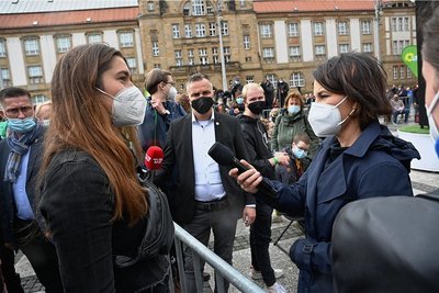 Annalena Baerbock (rechts) im Gespräch mit einer jungen Frau aus dem Publikum, der die Bemühungen der Grünen zum Klimaschutz nicht weit genug gehen.
