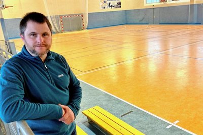 Lars Baumann ist Hausmeister in der Zeller Sporthalle. Zuletzt wurde der Spielfeldboden renoviert, besonders in den Torbereichen nutzt sich der Belag wegen intensiver Nutzung rasch ab.