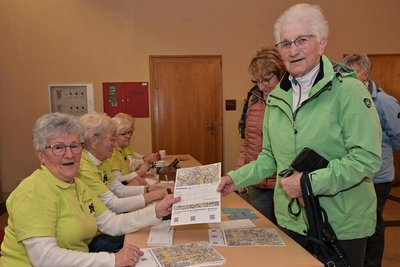 Karin Wetzel (l.) vom ESV Lok reichte auch Christine Bretschneider die Startunterlagen aus. Die Johanngeorgenstädterin ist Stammgast beim Auer Schneekristall und ließ sich die 40. Auflage nicht entgehen.