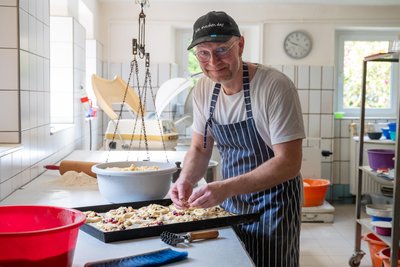 Michael Gräbner streut noch ein paar Streusel auf die Backwaren. Seinem Sohn stellte er frei, auch etwas völlig anderes zu machen.
