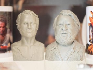             Büsten der Schauspieler Terence Hill (l) und Bud Spencer stehen im Terence Hill-Museum in einer Vitrine.