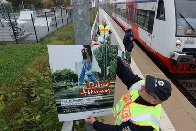 Beamte der Bundespolizei befestigten die Plakate kurz vor dem Beginn der Herbstferien. 