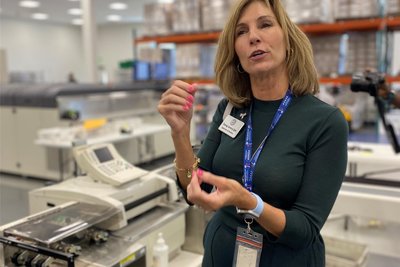 Wendy Sartory Link, Wahlleiterin von Palm Beach County, vor einer der Maschinen, mit der die Briefwahlunterlagen verpackt werden.
