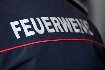 In Freiberg musste die Feuerwehr zum wiederholten Mal zu einem Mülltonnenbrand ausrücken.
