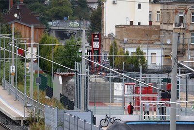Die Bahnstrecke befindet sich neben der Freizeitanlage.