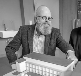 Christian Wolf - Der verstorbene Geschäftsführer der Waldorfschule Christian Wolf bei der Vorstellung eines Modells für den Neubau und die Ideenwerkstatt. Das Foto stammt aus dem Jahr 2020.