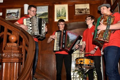 Tannenbergsthal - Busfahrt 2019. Für Musik im Herrenhaus Tannenbergsthal sorgten (von links) Rico Schneider, Samuel Horn, Constantin Tannhäuser und Richard Wunderlich.
