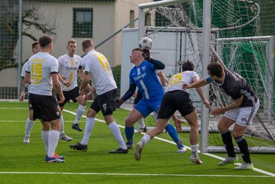 Viel Verwirrung beim 1:0 nach einer Syrauer Ecke: Paul Schneider (r.) brachte die lang auf den zweiten Pfosten geschlagene Ecke wieder vor das Tor. Dort bugsierten die Freiberger den Ball irgendwie ins eigene Netz.