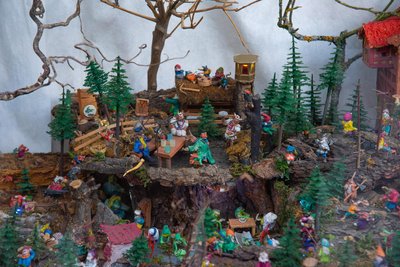 Wie ein Wimmelbild mutet die Wichtelwelt im Schaufenster an.
