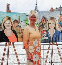 Susann Riedel mit Porträts von Stadträtin Mandy Zubrytzki (l.) und Autorin Sabine Monka-Lammering.