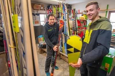 Fabio Holler ließ sich von Mitarbeiter Martin Dlouhy (v. r.) beim Kauf von Alpinski beraten.