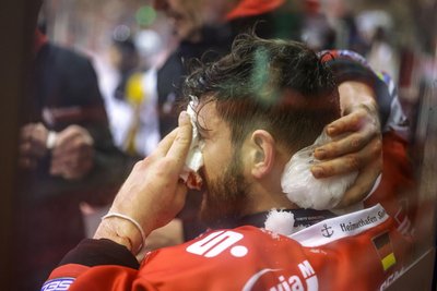 Nach dem Check sitzt Denis Shevyrin mit einem Eisbeutel auf der Eispiraten-Bank.
