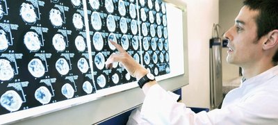 Ist der Patient tot? Entscheidend ist, ob Groß- und Kleinhirn sowie Hirnstamm endgültig, nicht behebbar ausgefallen sind. Doch seine Organe könnten noch Leben retten.