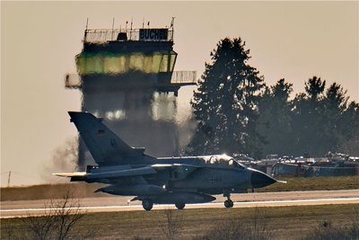Ein "Tornado"-Kampfflugzeug der Bundesluftwaffe landet auf dem Fliegerhorst Büchel. Die Tage des Waffensystems bei der Bundeswehr sind gezählt. 