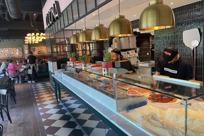 In der „L’Osteria“ im Rosenhof bekommt man große Pizzen.