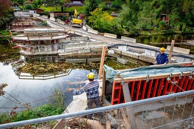 Mitarbeiter der Baufirma Krause entfernen die Schalung an einem der neuen Auflagepunkte für die stählernen Brückenteile, die jeweils knapp 20 Meter lang sind. 