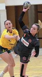 Vier Treffer steuerte Lisa Helbig (r.) beim 32:22-Sieg der Schneeberger Sachsenliga-Handballerinnen gegen den SC Markranstädt II bei. 