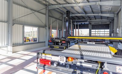 In der neuen Auslieferungshalle finden zwei der Fahrzeuge Platz, die in der benachbarten Produktionshalle entstehen. Die Kunden sehen ihr neues Fahrzeug hier zum ersten Mal komplett.