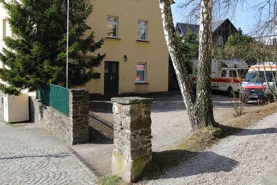Die Zufahrt und der kleine Hof des Sächsischen Rot-Kreuz-Museums in Beierfeld sollen von den Zuwendungen saniert werden. Im Zuge dessen werde auch der große Nadelbaum (links im Bild) verschwinden.