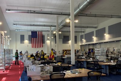 Blick ins Herz der Demokratie: In dieser Halle im Wahlbüro in West Palm Beach werden die Stimmen ausgezählt.
