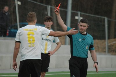 Dumm gelaufen: BSC-Kapitän Julius Christopher Otto (Nr. 6) bekam in der Nachspielzeit nach einem Foul die rote Karte, wollte sich aber eigentlich nur die fünfte gelbe abholen.