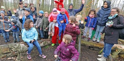 Gemeinsam mit "Osterhase" Silvio Herrmann machten sich die Kinder rund um das Waldcafé auf die Suche nach den Osternestern. 