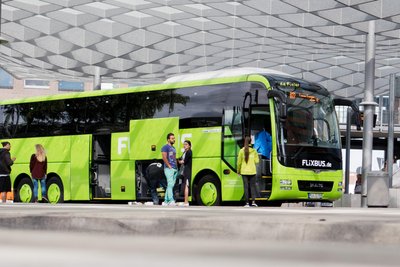 Das Fernbusunternehmen Flixbus legt künftig an mehreren Stellen einen Stopp im Erzgebirge ein.