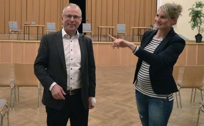 Der Saal der Oelsnitzer Stadthalle wird zum Erstaufnahmelager für Flüchtlinge aus der Ukraine umfunktioniert. Bürgermeister Bernd Birkigt vor Ort im Gespräch mit Heike Böhm vom Stadthallenteam über die nötigen Schritte der Vorbereitung. 