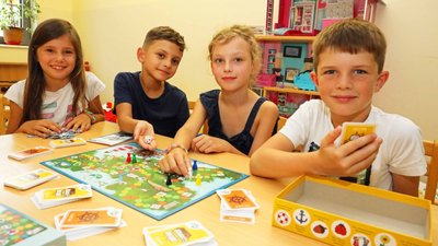Jasmine, Michael, Fabienne und Tim (v. l.) haben in der Crimmitschauer "Kinderoase" das Würfelspiel der Kinderarche Sachsen getestet.