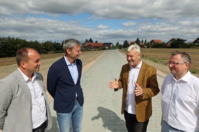 Uwe Riedel und Bauamtsleiter Karsten Steudel (rechts) im Gespräch mit den Investoren.