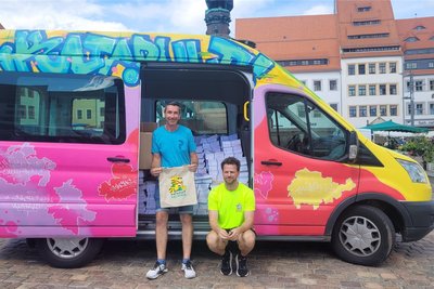 Herausgeber Benjamin Fredrich (rechts) und Andreas Portugal (Baumwart, Marketing) vor ihrem Bus. Alle Helfer bekommen einen „Katapult Sachsen“-Beutel, um die Magazine zu transportieren.