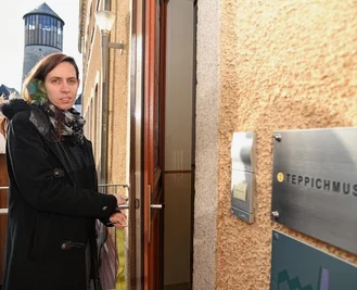 Tina Reitz, Leiterin der Museen Schloss Voigtsberg in Oelsnitz, sperrt das Teppichmuseum ab. Es ist ab 9. Januar für Besucher zu.