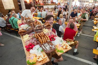 Deftige Schmankerl auf der Sternquell-Wiesn.