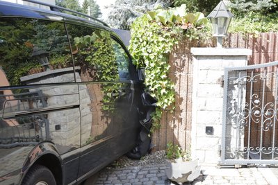 Der Mercedes krachte in eine Grundstücksmauer.