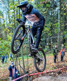Trotz Sturz auf dem Podest: Elias Brand freute sich beim Downhill-Rennen in Elstra über Platz 3. 