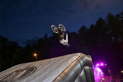 Am späten Abend gab es eine zweite Show, bei der Lukas Knopf unter anderem den Back Flip zeigte, also den Überschlag rückwärts mit dem Rad.