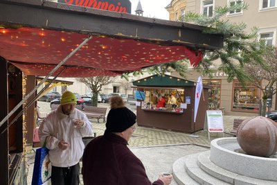 Der Adventsmarkt auf dem Reichenbacher Postplatz ist Dienstagnachmittag eröffnet worden.
