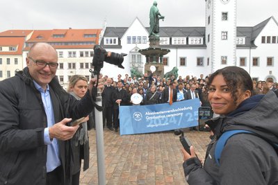 Der Fotograf Detlev Müller und Melina Camilo von der TU-Pressestelle organisierten das große Gruppenfoto am Löwenbrunnen. Am Abend wird beim Uni-Ball im „Tivoli“ gefeiert.