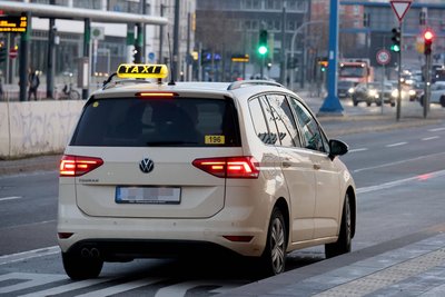 Taxifahren in Chemnitz soll teurer werden. Der Anstieg des Mindestlohns und die Inflation treiben die Preise.