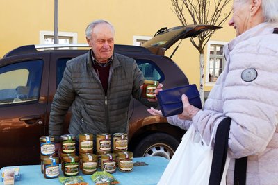 Am Dienstag konnte Imker Werner Ramm aus Schellenberg seinen Honig wieder auf dem Zschopauer Neumarkt anbieten.