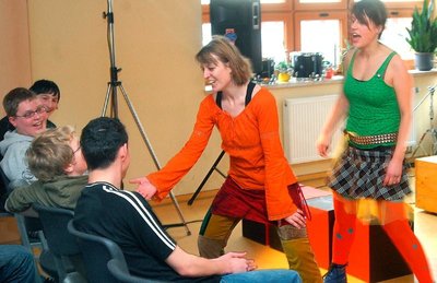 
              <p class="artikelinhalt">Eva Protzek (links) und Helen Schmeißer vom Weimarer Kulturexpress begeisterten gestern in der Eppendorfer Mittelschule mit dem Stück: "Puppen, Pickel, Pubertät". </p>
            